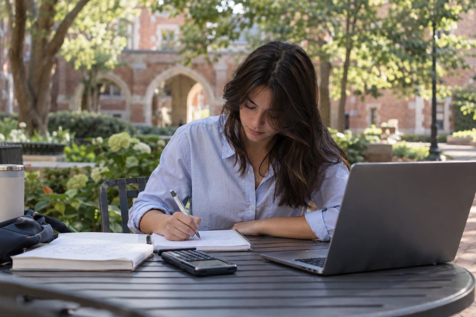 Estudiante universitario resolviendo ejercicios de probabilidad