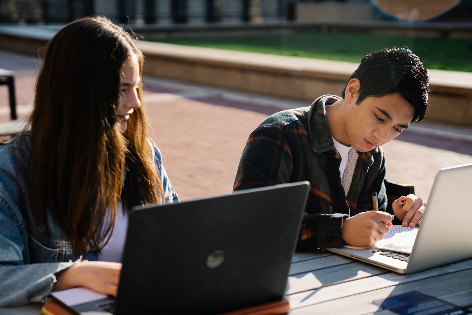 Estudiantes colaborando con sus portátiles