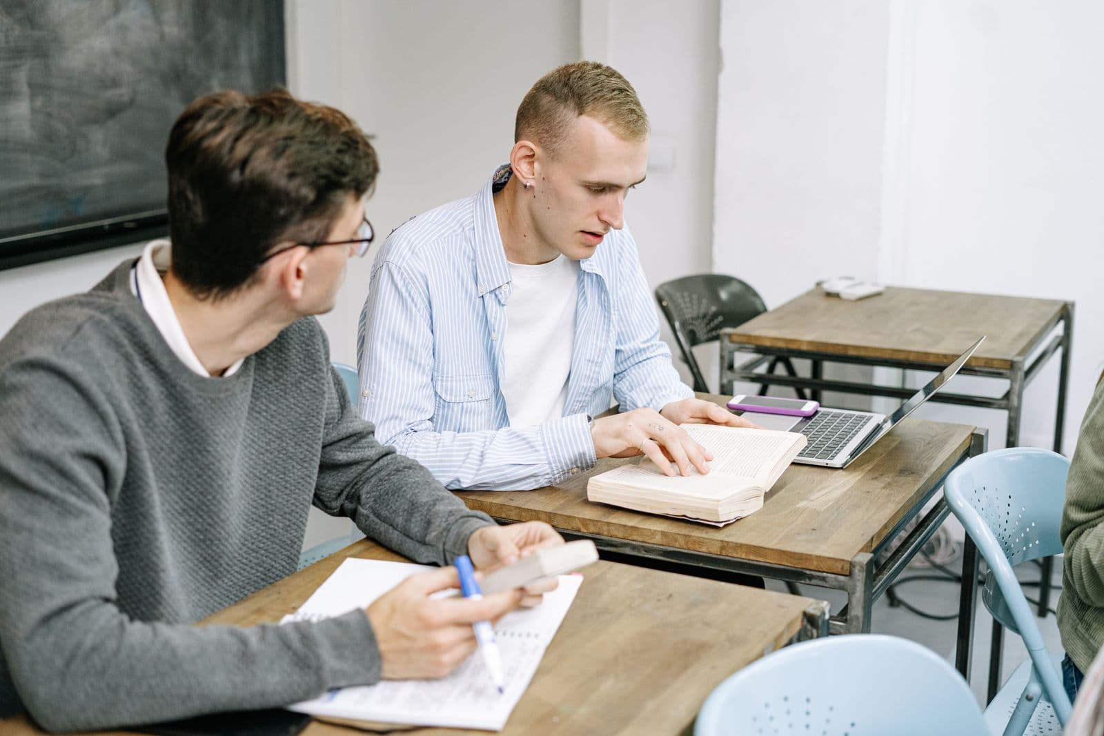 Estudiantes universitarios trabajando juntos en una mesa